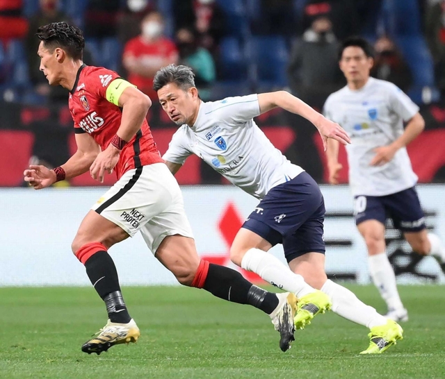 浦和レッズ戦の後半ロスタイムに交代出場した横浜ＦＣの三浦知良（中央）。今季のＪ１リーグで出場したのはこの試合のみで、時間もわずか１分にとどまっている＝３月１０日、埼玉スタジアム