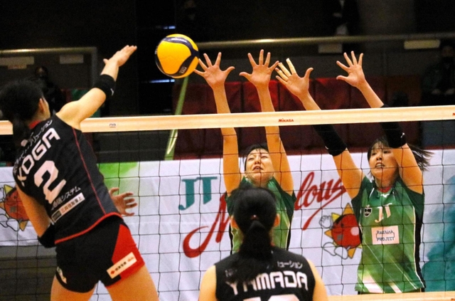 ＪＴ-ＮＥＣ　第４セット、ブロックに跳ぶＪＴの（右から）芥川、籾井