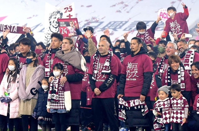 試合後のセレモニーで記念撮影するイニエスタ（中央）らヴィッセル神戸の選手たち＝２７日午後、神戸市兵庫区のノエビアスタジアム神戸（撮影・秋山亮太）