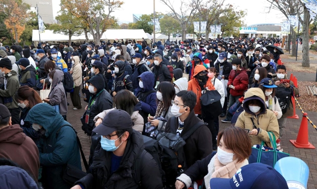 開門前に列をつくる人たち＝２７日午後、ほっともっとフィールド神戸（撮影・鈴木雅之）