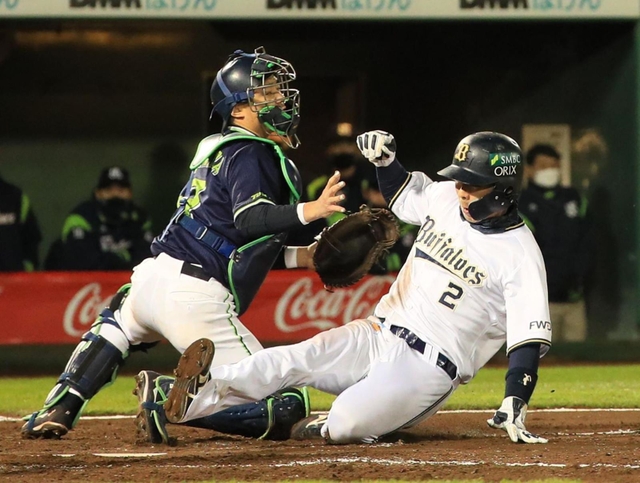５回オリックス２死二塁、福田のタイムリーで生還する若月。捕手中村＝ほっともっとフィールド神戸（撮影・鈴木雅之）