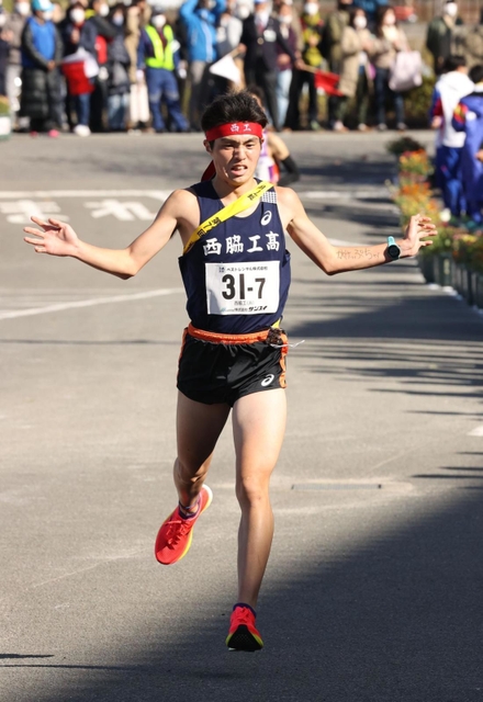 ３位でフィニッシュする男子・西脇工のアンカー藤田大智＝２８日午後、南あわじ市の三原中（撮影・小林良多）