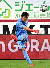 続けざまの好セーブでチームを鼓舞した神戸のＧＫ飯倉＝１０月２日、ノエビアスタジアム神戸