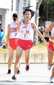 唯一の３年生としてチームを引っ張る女子・小野の有田茉合香＝西脇市総合市民センター（撮影・笠原次郎）