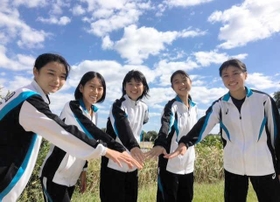 県大会初出場を決め、健闘を誓う尼崎稲園の女子＝西宮市の武庫川河川敷