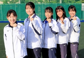 初の県大会に向けて気持ちを高ぶらせる関学の女子＝西宮市の同校