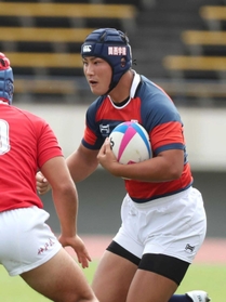 準決勝の神戸科技戦でプレーする関学・立巳＝神戸市須磨区、ユニバー記念競技場（撮影・辰巳直之）