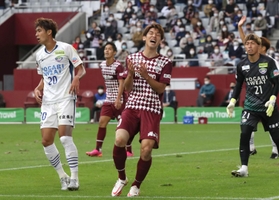 神戸-徳島　前半、絶好機を逃し、悔しがる神戸のＦＷ大迫勇也＝ノエビアスタジアム神戸（撮影・長嶺麻子）