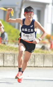 昨年の兵庫県高校駅伝１区で１年生ながら区間賞を獲得した西脇工の長嶋幸宝。今年の東播地区予選ではオープン参加チームの３区を担った＝西脇市総合市民センター（撮影・笠原次郎）