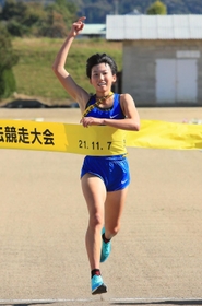 １位でフィニッシュする須磨学園の田村優芽＝丹波篠山市大熊（撮影・鈴木雅之）