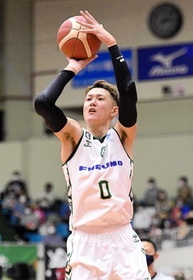 熊本-西宮　第１クオーター、シュートを放つ西宮の川村