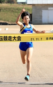 ４連覇を達成した女子・須磨学園のアンカー田村優芽＝７日、丹波篠山市の篠山鳳鳴高（撮影・鈴木雅之）
