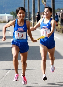 女子・須磨学園の先制攻撃の起点となった１区石松愛朱加（右）から２区道清愛紗へのたすきリレー（撮影・吉田敦史）