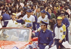 日本シリーズで巨人を下して日本一となり、神戸市内をパレードする田口壮さん（右）＝１９９６年１１月１７日、神戸市中央区東川崎町