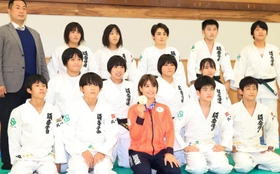 母校を訪れ、金メダルを手に後輩たちと記念写真におさまる東京五輪金メダリストの阿部詩選手＝９日午後、神戸市兵庫区会下山町、夙川中学・高校（撮影・鈴木雅之）