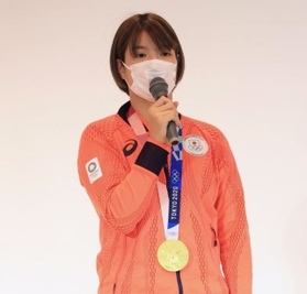 母校で後輩たちに金メダル獲得の報告をする阿部詩選手＝９日午後、神戸市兵庫区会下山町、夙川中学・高校（撮影・鈴木雅之）