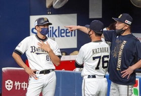ＣＳを前にオリックス中嶋聡監督（右）や風岡尚幸コーチ（中央）と話し合う田口壮コーチ＝京セラドーム大阪