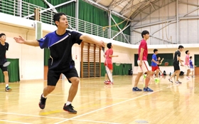練習に励む社高バドミントン部。兵庫県内の傾向と同じく、部員増は顕著という＝加東市木梨の同校