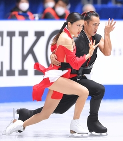アイスダンスＲＤ　息の合った演技を披露する村元哉中、高橋大輔組（撮影・堀内翔）