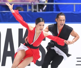 アイスダンスＲＤ　躍動感のある演技を披露する村元哉中、高橋大輔組（撮影・堀内翔）