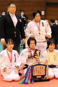女子団体で１２連覇した夙川のメンバーら