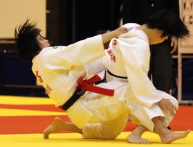 女子団体決勝・夙川-武庫川大付　先鋒戦で攻め立てる夙川の日高（左）