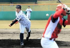 グローリーーみらくるえーす　５回を無安打無失点に抑えたグローリーの福本（左）