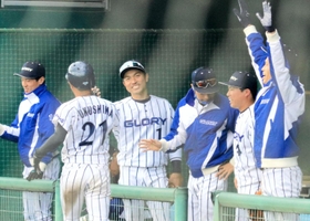 グローリーーみらくるえーす　２回裏、グローリー２死一、二塁、井奥の適時二塁打で生還した福島（２１）笑顔で迎えるナイン