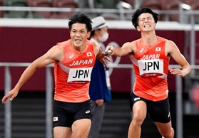 東京五輪陸上・男子４００メートルリレー決勝でバトンパスに失敗する第１走者の多田修平（右）と第２走者の山県亮太＝８月６日、国立競技場