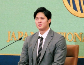 日本記者クラブで会見する大谷翔平＝１５日午前、東京都千代田区