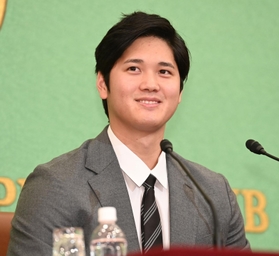 記者会見する米大リーグ、エンゼルスの大谷翔平＝１５日午前、東京・内幸町の日本記者クラブ（撮影・高石航平）