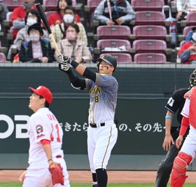 広島・九里から２４号３ランを放つ阪神・佐藤輝＝１０月２４日、マツダスタジアム