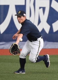 守備練習をする吉田正尚外野手＝京セラドーム大阪