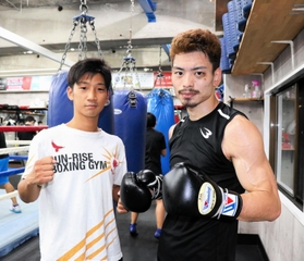 試合に向けて必勝を期す川崎智輝（左）と安木優希也＝神戸市垂水区のＳＵＮ-ＲＩＳＥジム