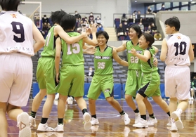 全国高校選手権（ウインターカップ）兵庫県予選女子で２連覇を決め、喜びを爆発させる三田松聖の選手ら＝10月31日、神戸市須磨区、グリーンアリーナ神戸