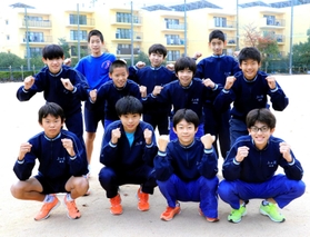 阪神地区予選を初優勝し勢いづく男子・上ケ原のメンバー＝西宮市の同校
