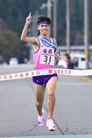 ２３年ぶりの王座に返り咲き、笑顔でフィニッシュする男子・宝殿のアンカー田中颯真＝豊岡市日高町（撮影・秋山亮太）