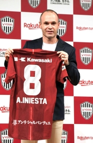 ヴィッセル神戸への加入記者会見で、ユニホームを手にほほ笑むスペイン代表ＭＦアンドレス・イニエスタ＝２０１８年５月