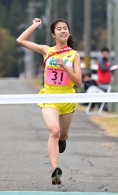 独走で優勝を飾った女子・稲美のアンカー藤田直子＝豊岡市日高町（撮影・秋山亮太）
