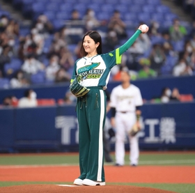 マウンドで左腕をぶんぶんと３度回す吉高由里子さん＝京セラドーム大阪（撮影・吉田敦史）