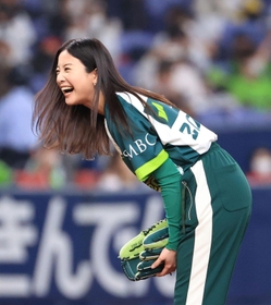 大暴投し、口を大きく開けて笑う吉高由里子さん＝京セラドーム大阪（撮影・吉田敦史）