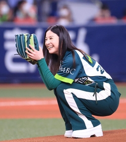 第２戦の始球式で投球後、笑顔でしゃがみ込む吉高由里子さん＝京セラドーム大阪（撮影・吉田敦史）