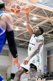 福岡-西宮　第３クオーター、ダンクシュートを決める西宮のジョーンズ（Ｃ）B.LEAGUE