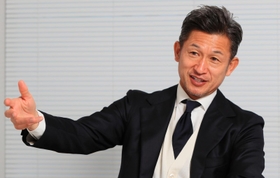 今季のここまでのプレーを振り返り、胸中を語る横浜ＦＣの三浦知良（撮影・鈴木雅之）