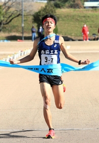 兵庫県大会男子で優勝のフィニッシュテープを切った西脇工の寺本京介は近畿高校駅伝で１区を担う＝１１月７日、丹波篠山市の篠山鳳鳴高（撮影・鈴木雅之）