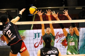 ＪＴ-ＮＥＣ　第４セット、ブロックに跳ぶＪＴの（右から）芥川、籾井