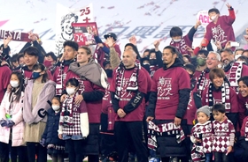 試合後のセレモニーで記念撮影するイニエスタ（中央）らヴィッセル神戸の選手たち＝２７日午後、神戸市兵庫区のノエビアスタジアム神戸（撮影・秋山亮太）