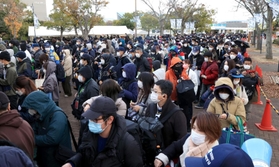 開門前に列をつくる人たち＝２７日午後、ほっともっとフィールド神戸（撮影・鈴木雅之）