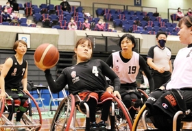 車いすバスケットボール女子の日本代表選手らによる紅白戦に出場した北間（左から２人目）＝グリーンアリーナ神戸