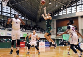 西宮-越谷　第１クオーター、シュートを決める西宮の松崎（中央）